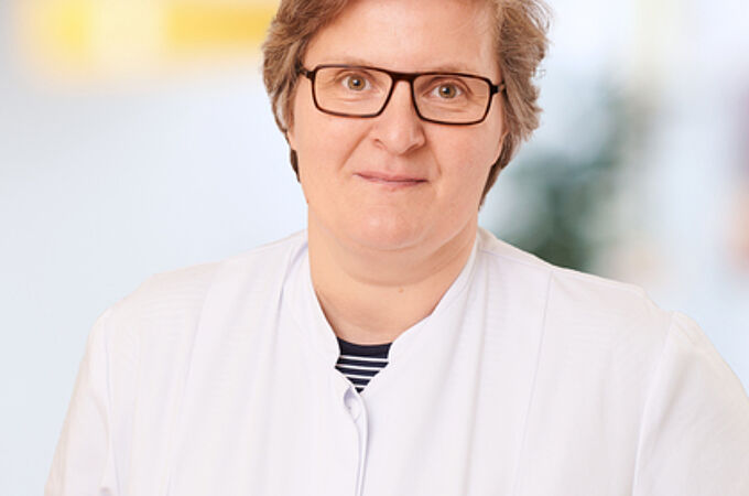 Die Ärztin Julie Schanz lehrt als Professorin an der Universitätsmedizin Göttingen (UMG) und leitet dort den hämatologischen Bereich des UMG-Labors. Sie ist zudem Präsidiumsmitglied der Deutschen Gesellschaft für Klinische Chemie und Laboratoriumsmedizin (DGKL). Credits: Prof. Julie Schanz/UMG