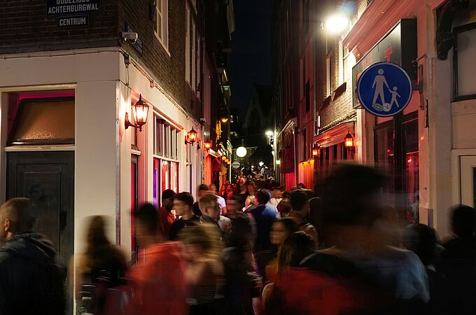 Rotlichtviertel: Aktuelle Studie beleuchtet Risiken der Sexarbeit. Foto: Gio/Unsplash